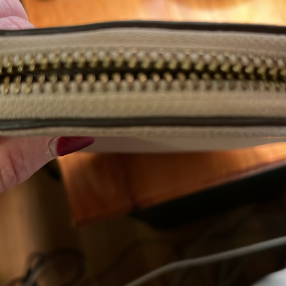 Kate Spade Wristlet in Pre Loved condition. It does have a bit of wear. - Picture 4 of 9